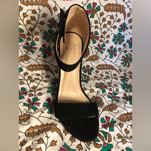 Black strapped heels - Picture 3 of 3